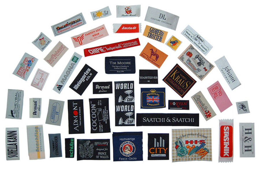 Webetiketten aus Österreich in verschiedenen Größen und Farben.