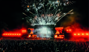 The Chainsmokers bei Colours of Ostrava 2025 vor tausenden Festivalgästen mit Feuerwerk über der Bühne